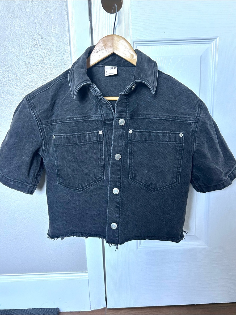 SO Black Cropped Short Sleeve Denim Jacket Raw Hem Button Front Size Small